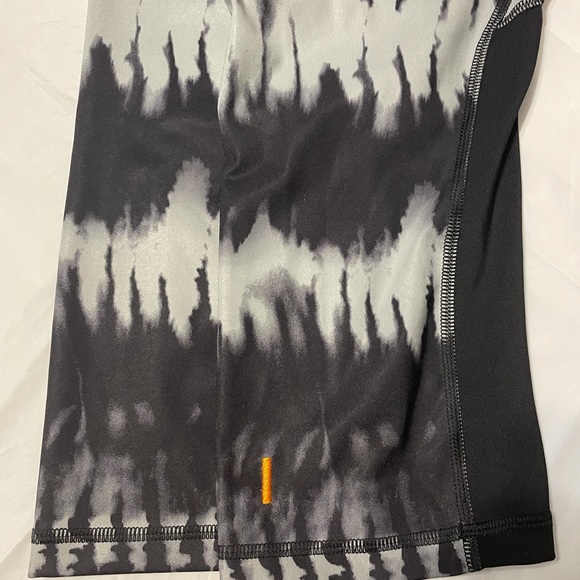 LIKE NEW Lucy Perfect Core Capri - Picture 13 of 16